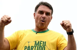 Flávio Bolsonaro cancela entrevista ao vivo no Jornal da Record e não informa motivo da ausência