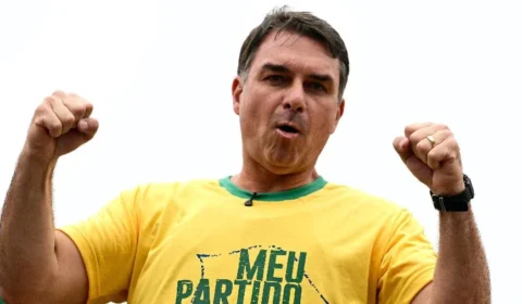 Flávio Bolsonaro cancela entrevista ao vivo no Jornal da Record e não informa motivo da ausência