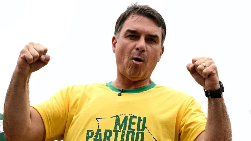 Flávio Bolsonaro cancela entrevista ao vivo no Jornal da Record e não informa motivo da ausência
