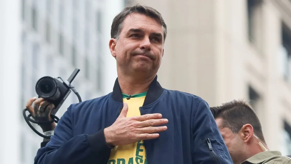 Flávio Bolsonaro ataca reajuste do Bolsa Família de Lula