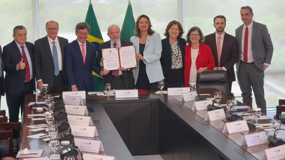 Lula sanciona lei que acaba com a “taxa das blusinhas”