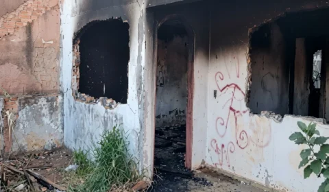 Corpo carbonizado é encontrado em casa abandonada no Gama