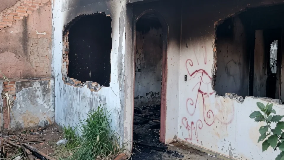 Corpo carbonizado é encontrado em casa abandonada no Gama