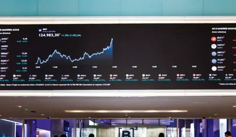 Ibovespa agosto fecha em alta de 1,92% com salto da Petrobras