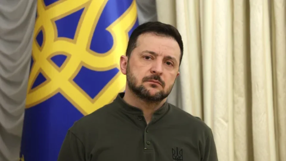 Avião de Zelensky quase é atingido por drone durante decolagem na Moldávia, diz premiê da Noruega
