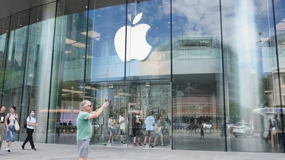 Apple enfrenta processo de R$ 14 bilhões por suposto favorecimento a apps próprios
