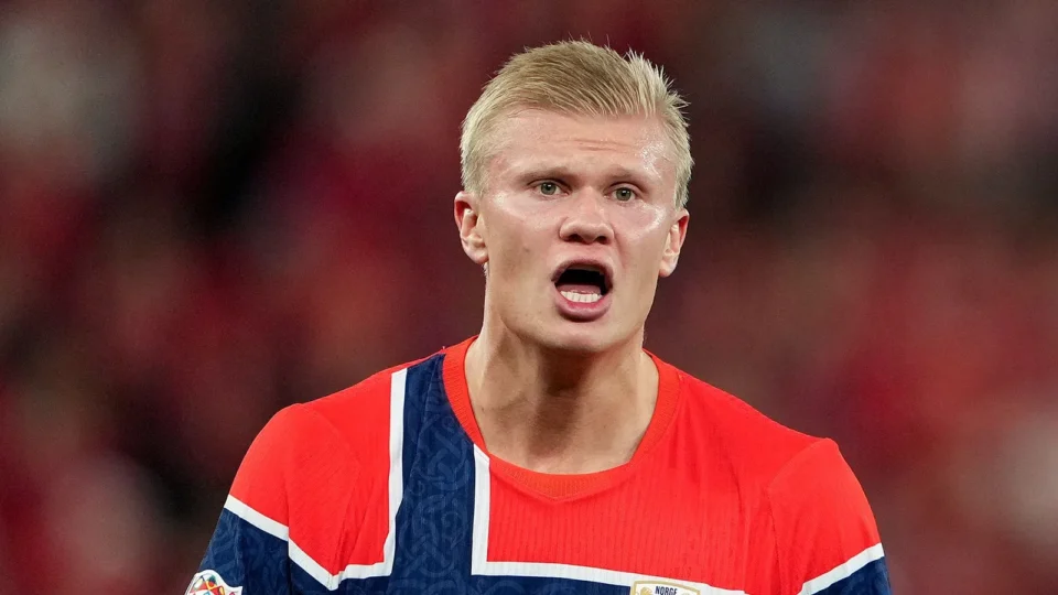 Haaland supera Ronaldo e Ibrahimovic após marcar dois gols decisivos pela Noruega