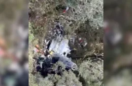 Corpos de vítimas de queda de helicóptero com Rick são retirados com cordas em SC