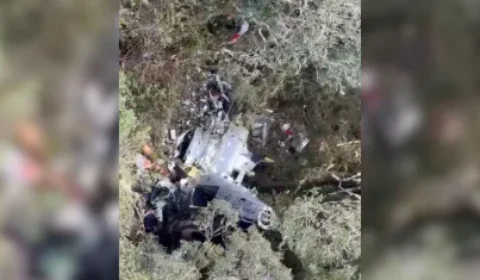 Corpos de vítimas de queda de helicóptero com Rick são retirados com cordas em SC