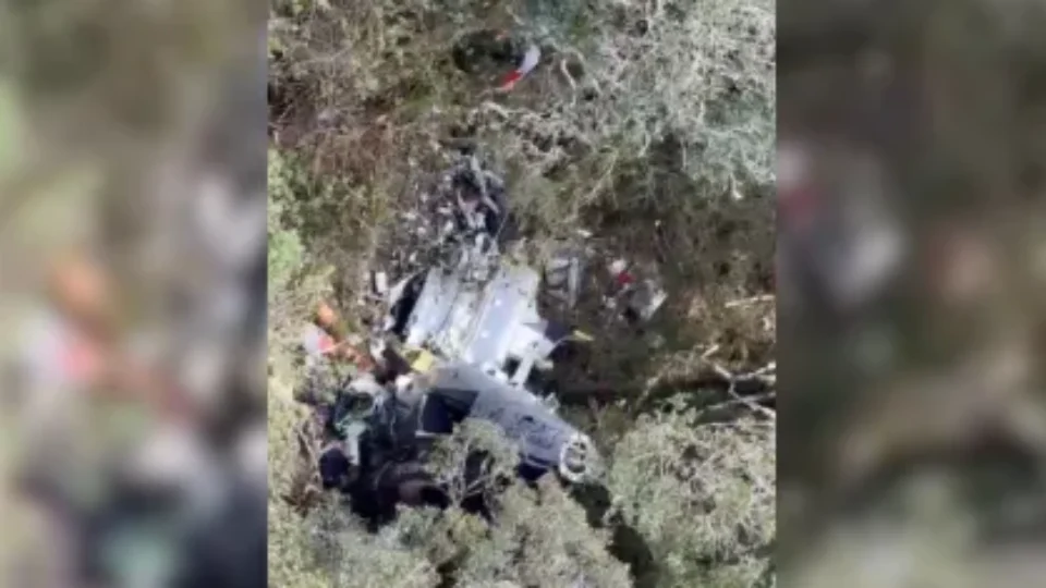 Corpos de vítimas de queda de helicóptero com Rick são retirados com cordas em SC