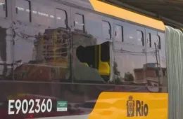 Passageiro morre baleado dentro de ônibus do BRT durante operação da PM no Rio