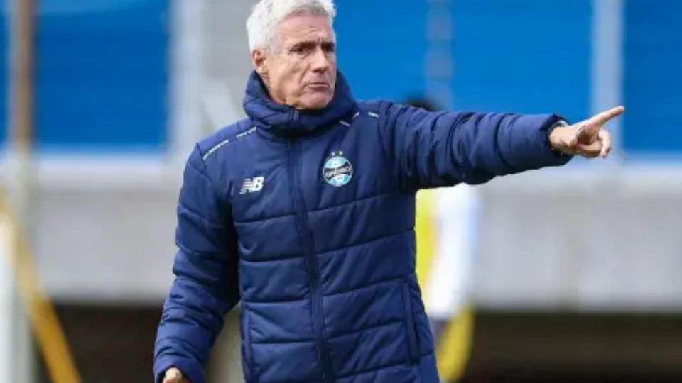 Grêmio negocia valores da saída de Luís Castro após demissão do técnico