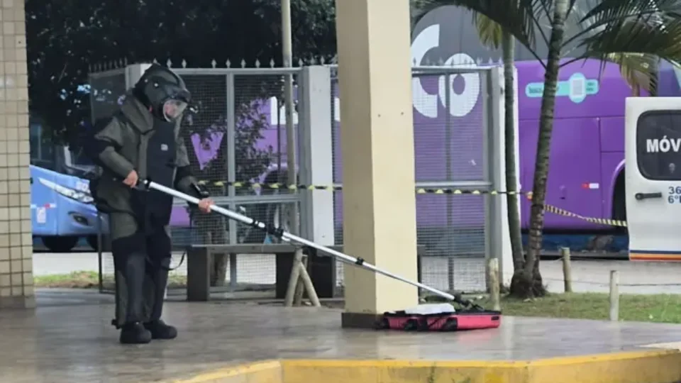 Homem é preso com granadas e drogas em mala dentro de ônibus em MG; veja o vídeo
