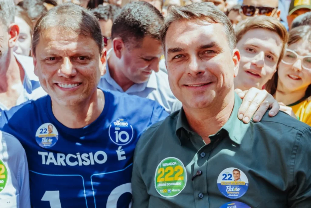 O senador Flávio Bolsonaro usou uma visita ao Mercado Municipal de São Paulo, no centro de São Paulo, nesta segunda-feira (28), para pedir que eleitores que pensam em esperar o segundo turno definam o voto já agora. Ao lado do governador Tarcísio de Freitas e do prefeito Ricardo Nunes, ele disse que a oposição ao governo federal vai manter o corpo a corpo nas ruas até o fim da campanha.