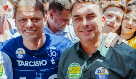 Flávio Bolsonaro pede “voto útil” no 1º turno e ataca MP dos jogos de azar em ato com Tarcísio e Nunes