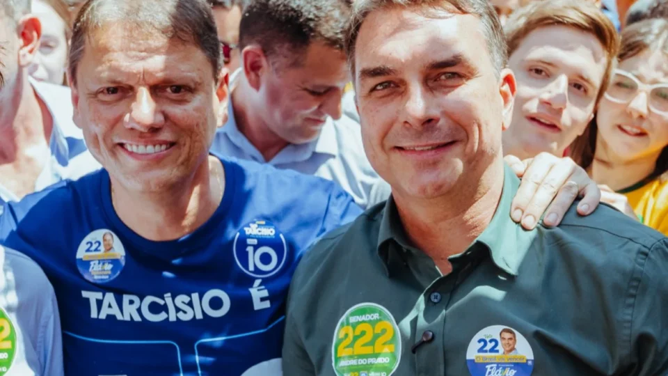 Flávio Bolsonaro pede “voto útil” no 1º turno e ataca MP dos jogos de azar em ato com Tarcísio e Nunes