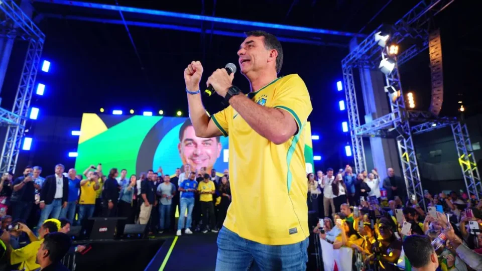 Flávio Bolsonaro aciona Justiça contra fake news da Secom hoje