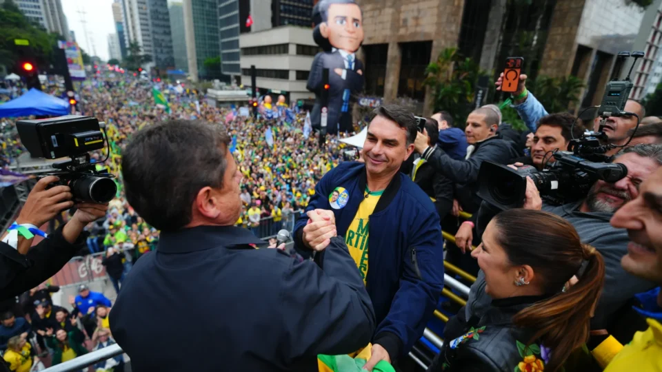Ato de Flávio Bolsonaro na Paulista vira termômetro da direita em São Paulo