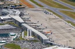 Buraco na pista fecha Aeroporto de Confins, atrasa voos e só é liberado após horas de interdição