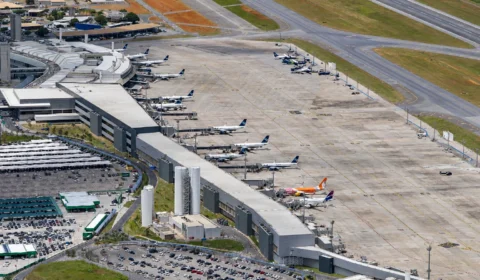Buraco na pista fecha Aeroporto de Confins, atrasa voos e só é liberado após horas de interdição