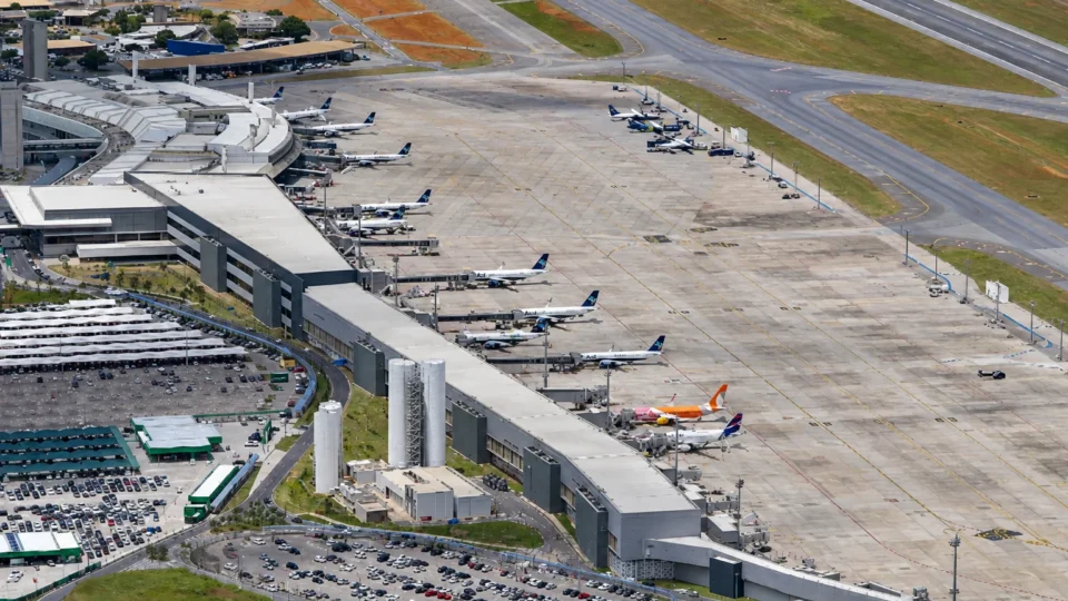 Buraco na pista fecha Aeroporto de Confins, atrasa voos e só é liberado após horas de interdição