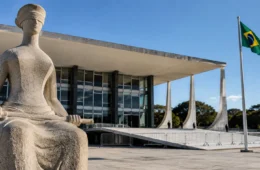 Disputa entre STF e TSE entra no debate eleitoral; comentaristas analisam crise institucional