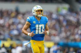 Chargers buscam primeira vitória na NFL contra Bills invictos; veja horário