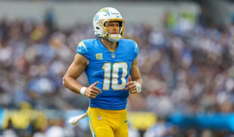 Chargers buscam primeira vitória na NFL contra Bills invictos; veja horário