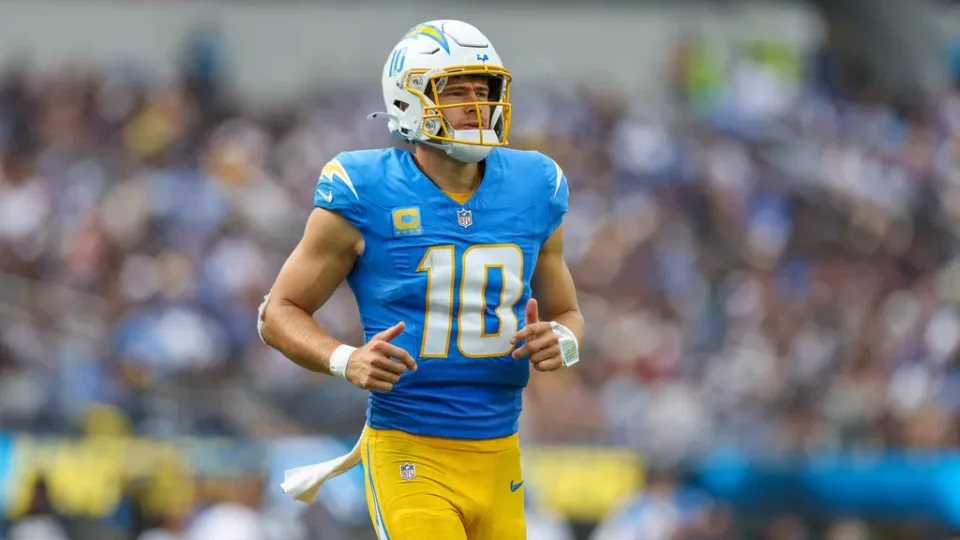 Chargers buscam primeira vitória na NFL contra Bills invictos; veja horário