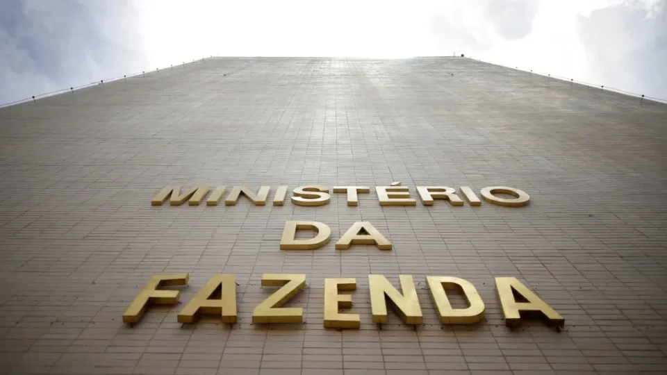 Governo reduz previsão de crescimento do PIB para 2% em 2026 sob pressão dos juros