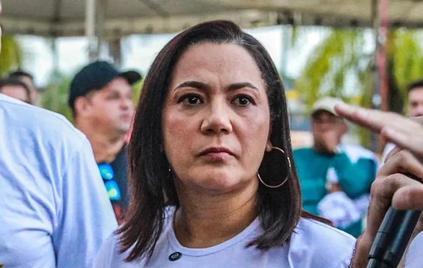 Partido apresentou representação ao TCE-AC e afirma que comissionada teria sido deslocada de funções públicas para atividades particulares; governo nega e diz que imóvel é residência oficial