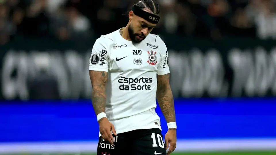 Memphis pede desculpas à torcida do Corinthians após pênalti perdido: “Coração partido”