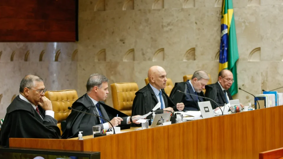 Crise no STF expõe racha entre ministros após mensagens de Moraes e Vorcaro