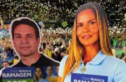 Mulher de Ramagem faz campanha dos EUA e usa totens de papelão nas ruas do Rio