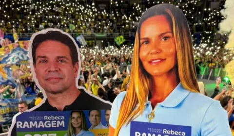Mulher de Ramagem faz campanha dos EUA e usa totens de papelão nas ruas do Rio