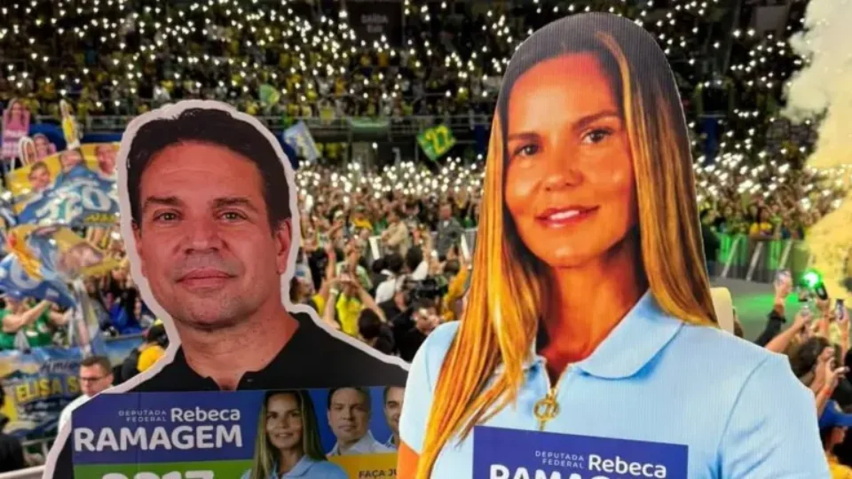Mulher de Ramagem faz campanha dos EUA e usa totens de papelão nas ruas do Rio
