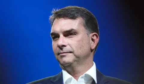Flávio Bolsonaro faz “pronunciamento à nação” e associa Moraes ao governo Lula