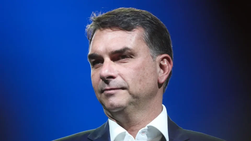 Flávio Bolsonaro faz “pronunciamento à nação” e associa Moraes ao governo Lula