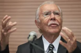José Sarney recebe alta hospitalar após tratamento de pneumonia