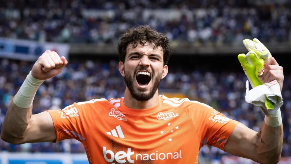 Otávio é eleito goleiro do mês no Brasileirão e torcida do Cruzeiro reage: “Único que salva”