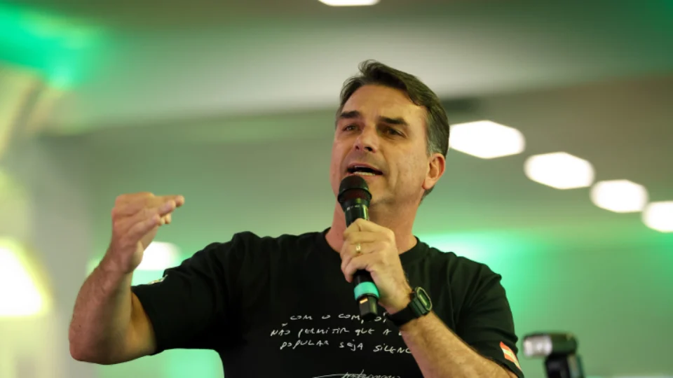 TSE dá 24 horas para Instagram retirar vídeo que liga Flávio Bolsonaro ao Banco Master