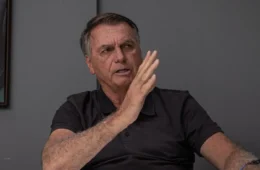 TSE proíbe uso de imagem de Bolsonaro em santinhos que indiquem apoio a candidatos