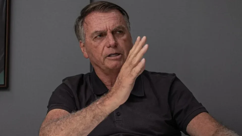 TSE proíbe uso de imagem de Bolsonaro em santinhos que indiquem apoio a candidatos