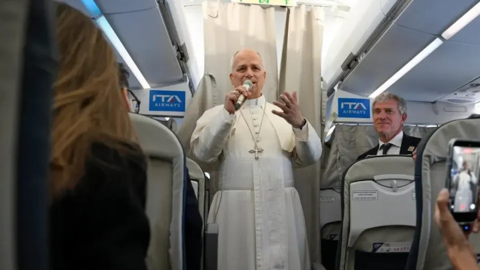 Papa Leão XIV diz que uso da religião pela extrema direita “não representa o cristianismo”