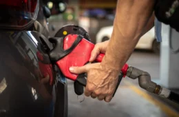 Governo cria subsídio ao etanol e preço pode cair nas bombas