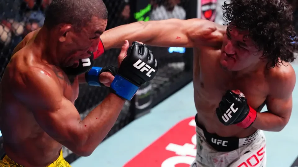 Raoni Barcelos perde após queda no 5º round e é levado ao hospital no UFC Las Vegas