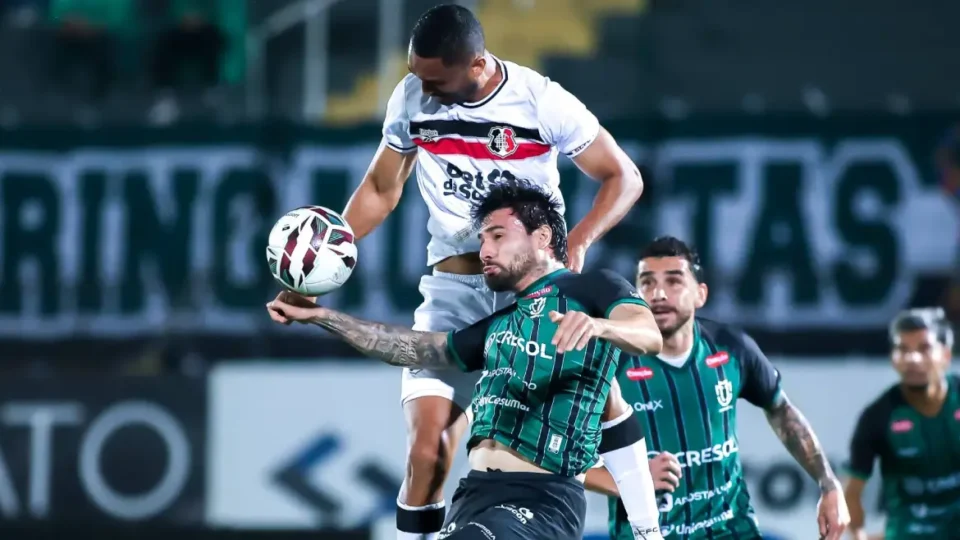 Santa Cruz vence o Floresta e respira na Série C