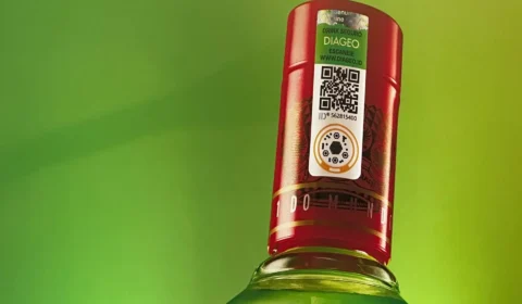 Novo selo permite descobrir pelo celular se garrafa de bebida é original