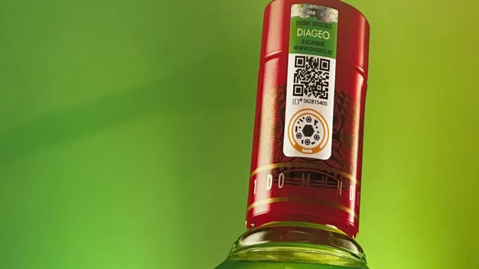 Novo selo permite descobrir pelo celular se garrafa de bebida é original