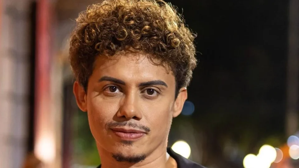 Silvero Pereira manda recado a amigos que pegam dinheiro emprestado e não pagam